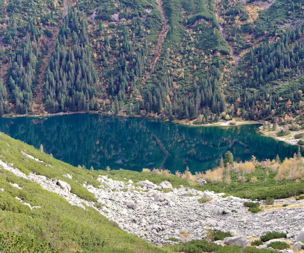 Widok na jezioro Morskie Oko otoczone tatrzańskimi zboczami. O sporze o transport konny przeczytasz na SE.