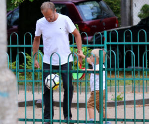 Donald Tusk. Z wnukiem harata w gałę.