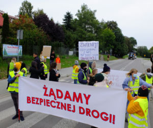 Kilka dni temu pod kołami auta zginął 9-latek. Mieszkańcy Krężnicy Jarej pod Lublinem mają dość. Protestują.