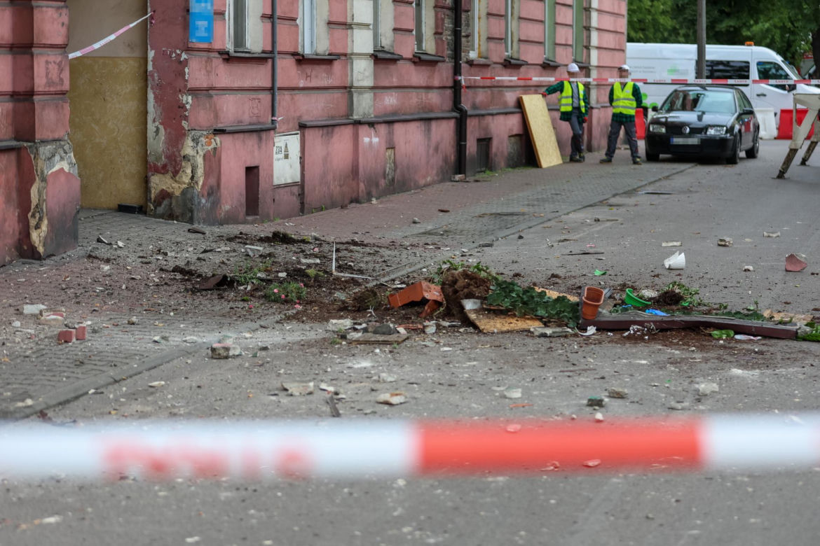 Pani Sylwia zginęła, a jej mąż walczy o życie. Zarwał się pod nimi balkon. Sprawą zajmie się prokuratura.