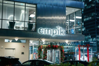 Polacy uwielbiają dawać prezenty, ale… to spore wyzwanie. Nowe badanie Empiku odsłania świąteczne dylematy