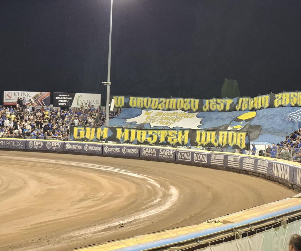 Kibice na trybunach stadionu w Grudziądzu z wielkim banerem GKM Miastem Włada. O meczu z Lublinem przeczytasz na SE.