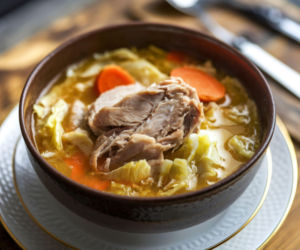 Zupa kapuściana z wędzonym kurczakiem i chili – aromatyczna i sycąca miska pełna smaku