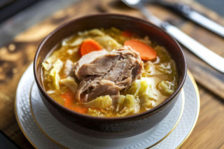 Zupa kapuściana z wędzonym kurczakiem i chili – aromatyczna i sycąca miska pełna smaku
