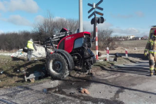 Rejowiec Fabryczny: Wypadek na przejeździe kolejowym. Pociąg ZMASAKROWAŁ ciągnik [ZDJĘCIA]