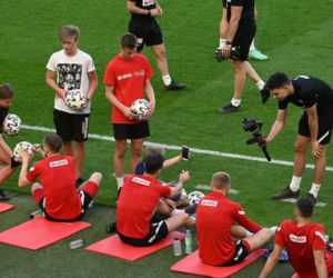 Trening biało-czerwonych w Gdańsku: Kilkanaście piłek wpadło  w trybuny [FOTO]