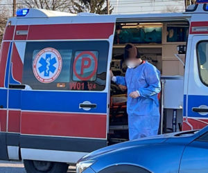 Potrąciła 10-latka na przejściu. Chłopca zabrała karetka