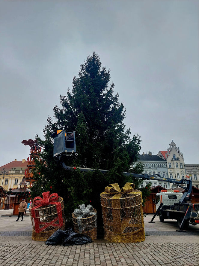 Choinka stoi. Most Staromiejski się stroi. Bydgoszcz rozbłyśnie już 21 listopada 2025. Rusza Bydgoski Jarmark Świąteczny