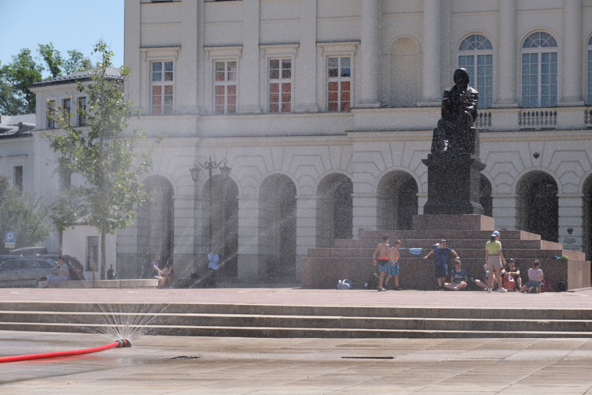 W Warszawie stanęły kurtyny wodne. Warszawiacy walczą z upałem