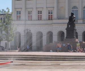 W Warszawie stanęły kurtyny wodne. Warszawiacy walczą z upałem