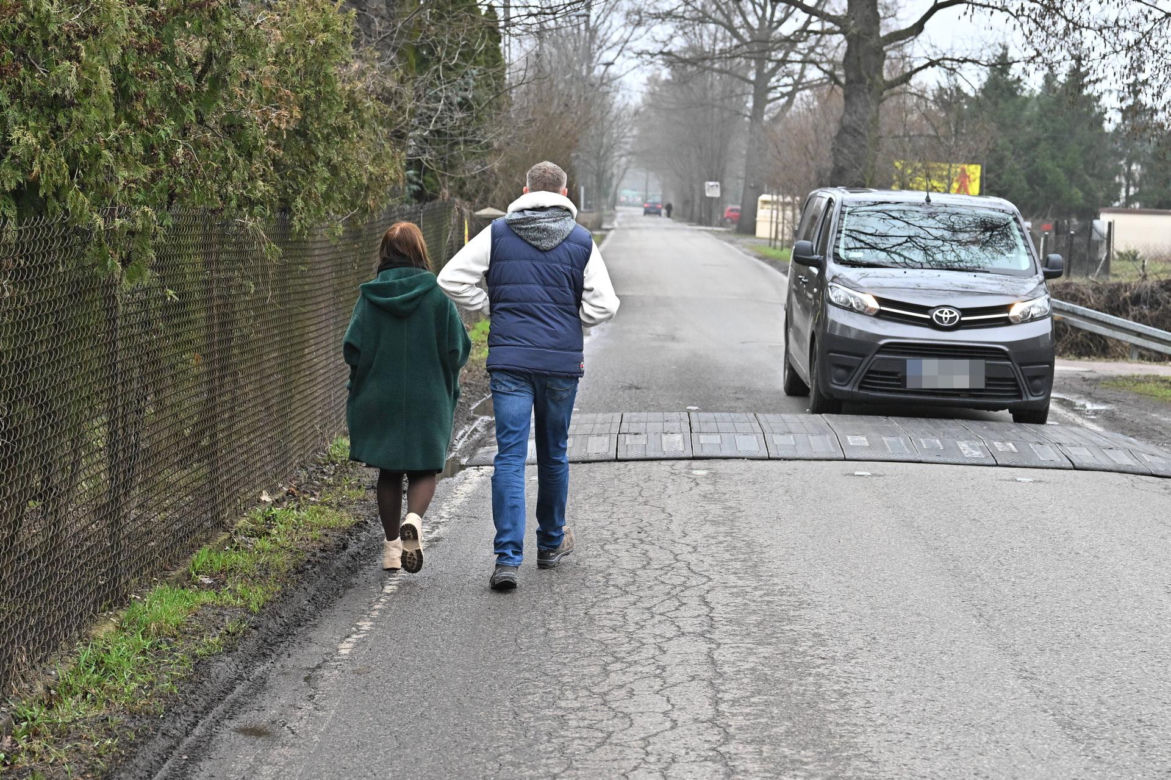 "Chcemy chodnika i autobusu". Mieszkańcy ul. Szamocin na Białołęce apelują do urzędników