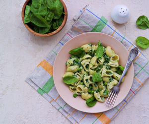 Obiad po świętach gotowy w 15 minut. Ten kremowy makaron ze szpinakiem to wszystko, czego teraz potrzebujesz