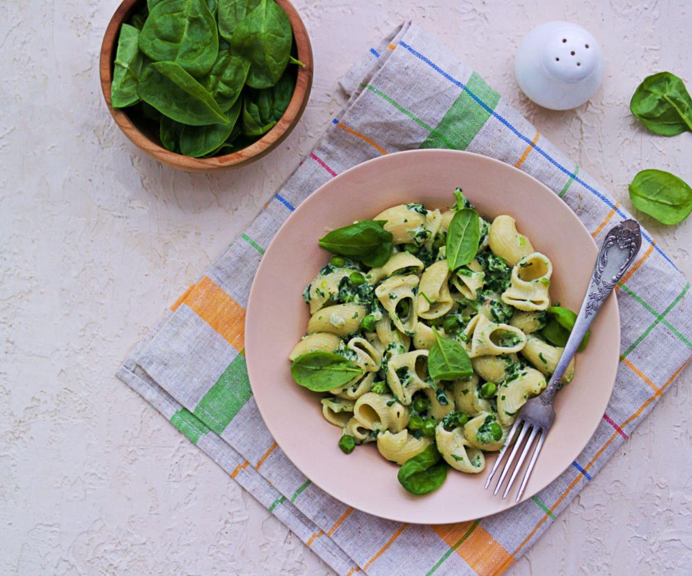 Obiad po świętach gotowy w 15 minut. Ten kremowy makaron ze szpinakiem to wszystko, czego teraz potrzebujesz