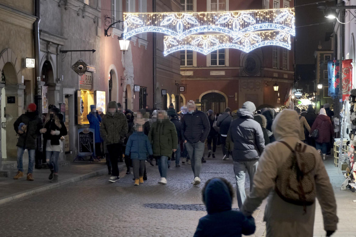 W Mikołajki nie ma epidemii? Tłumy oglądały świąteczne dekoracje