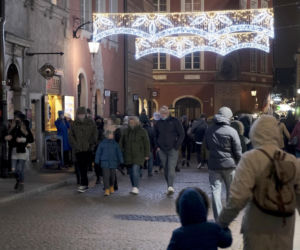 W Mikołajki nie ma epidemii? Tłumy oglądały świąteczne dekoracje