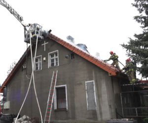 Ogień na plebanii pojawił się w czasie mszy. Żywioł strawił majątek parafian 