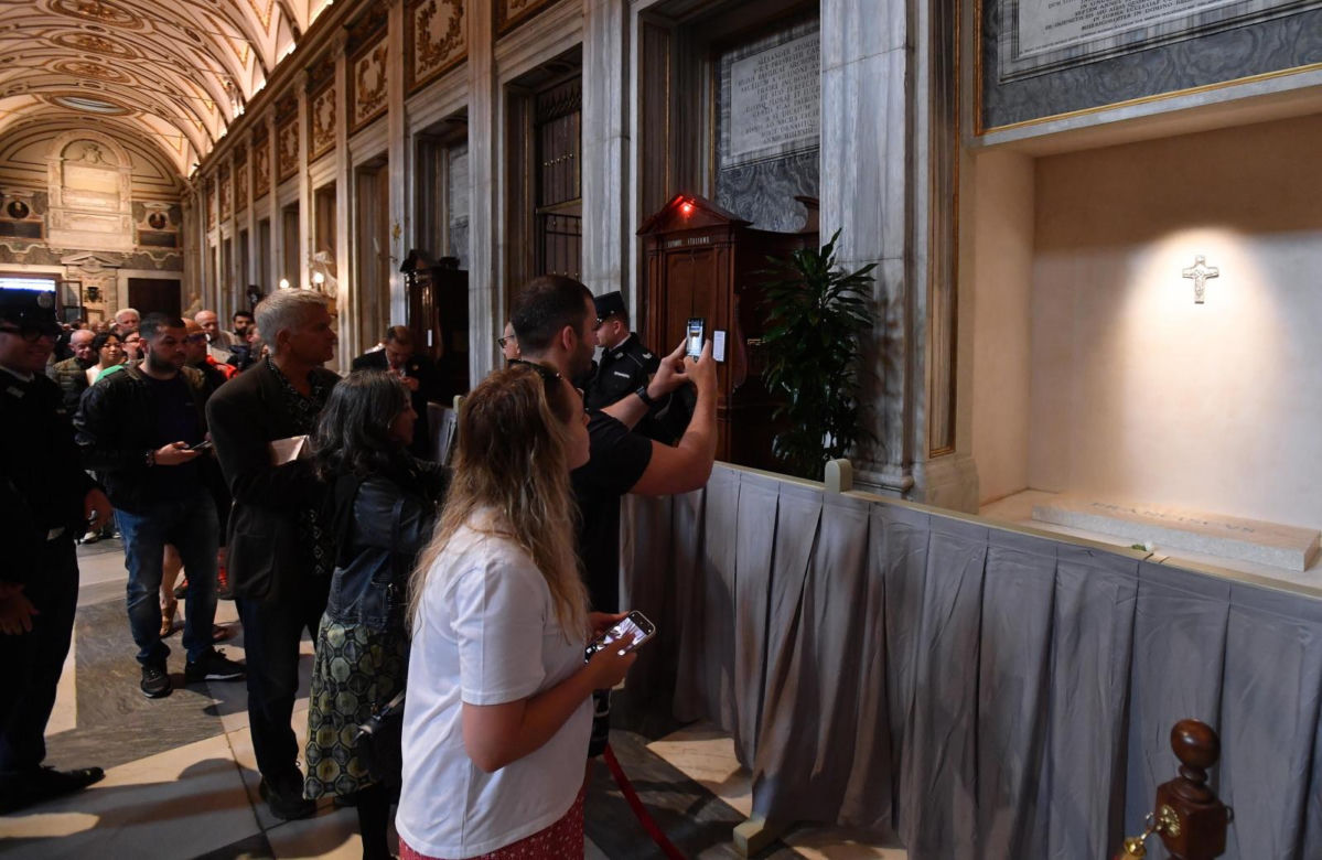 Wierni odwiedzają grób papieża Franciszka