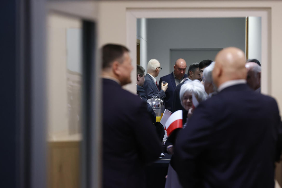 Skromny poczęstunek w PiS. Tym karmili na wieczorze wyborczym