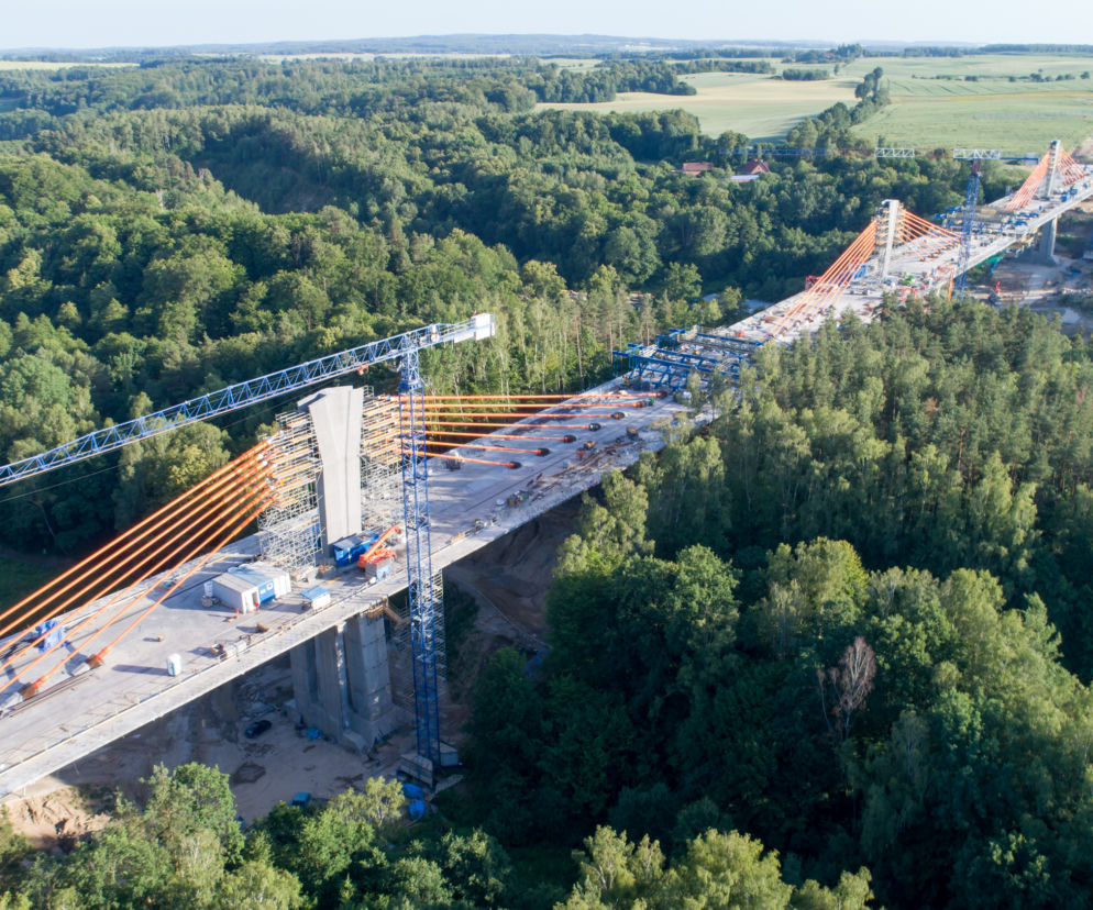 Najdłuższy most wiszący w Europie powstaje na Mazurach