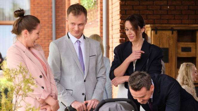 M jak miłość odc.1896. Sławek (Maciej Zuchowicz), Agata (Lidia Pronobis), Martyna (Magdalena Turczeniewicz), Jakub Karski (Krzysztof Kwiatkowski)