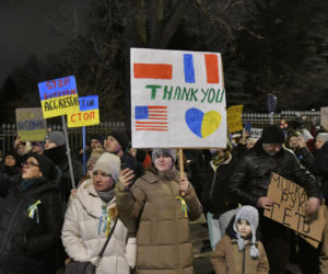 Transparenty na antyrosyjskich protestach