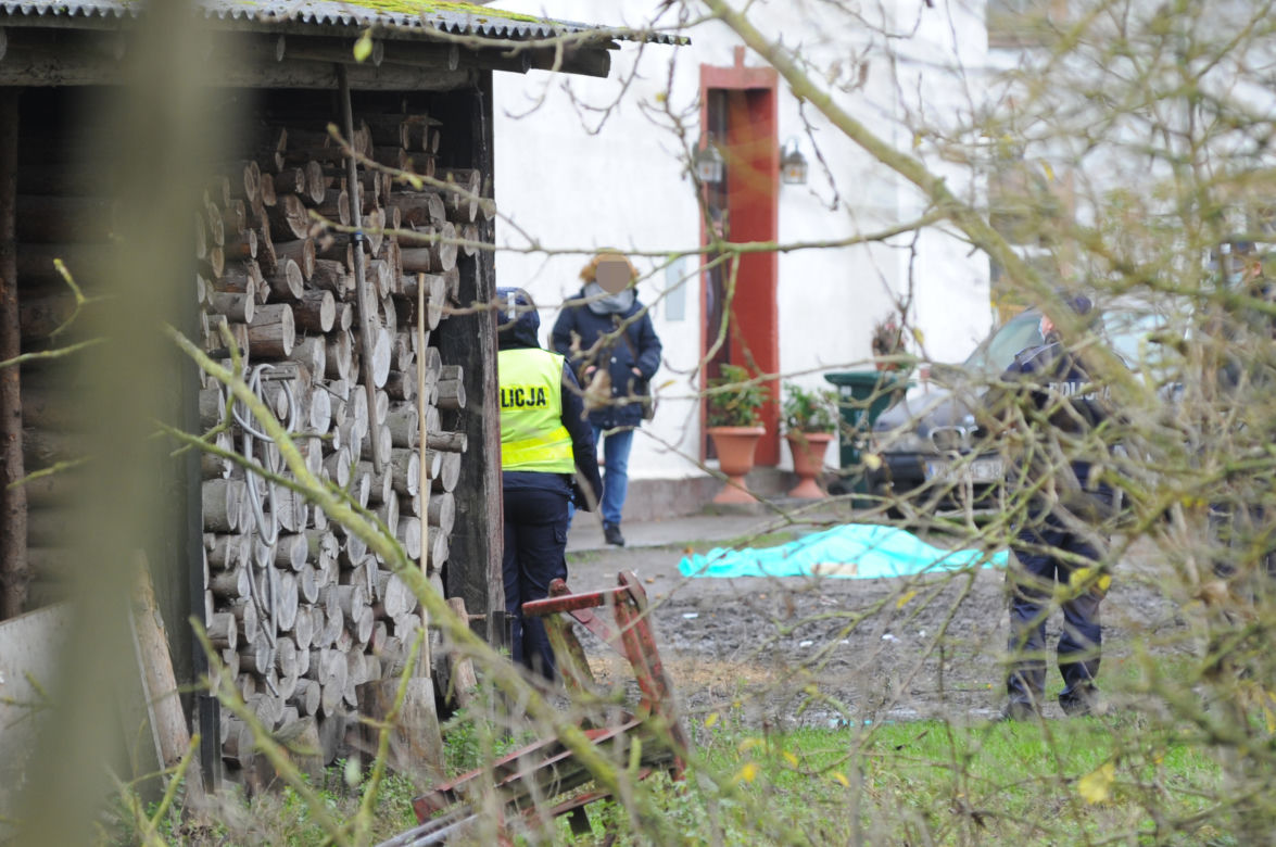 Rzucił się na policjantów z nożami, zastrzelili go
