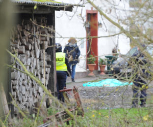 Rzucił się na policjantów z nożami, zastrzelili go