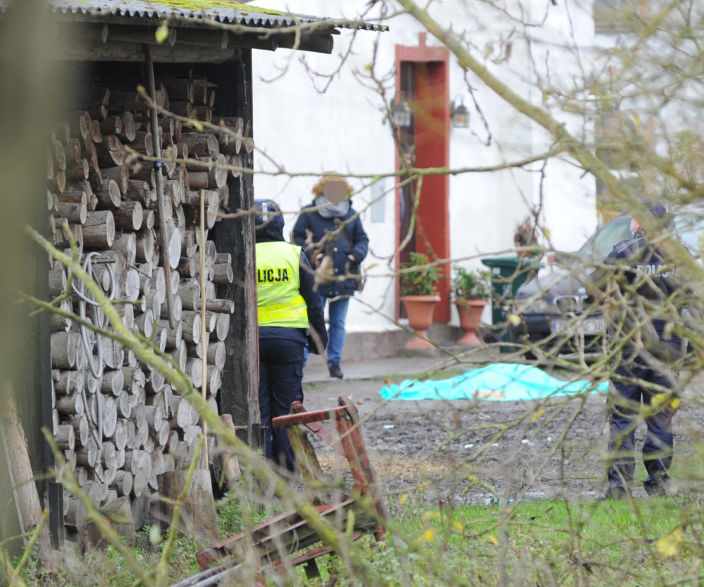 Rzucił się na policjantów z nożami, zastrzelili go