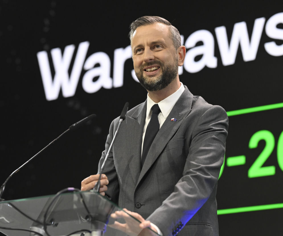 Uśmiechnięty minister obrony narodowej Władysław Kosiniak-Kamysz przy mównicy. O nowym kontrakcie przeczytasz na SE Polityka.