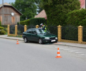 Mielec: Senior wjechał na chodnik i potrącił pieszego