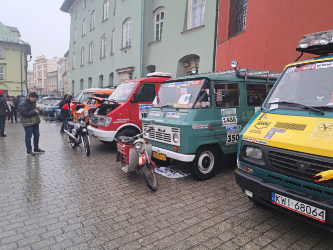 34. finał WOŚP w Krakowie. Legendarne pojazdy ZŁOMBOL na Małym Rynku