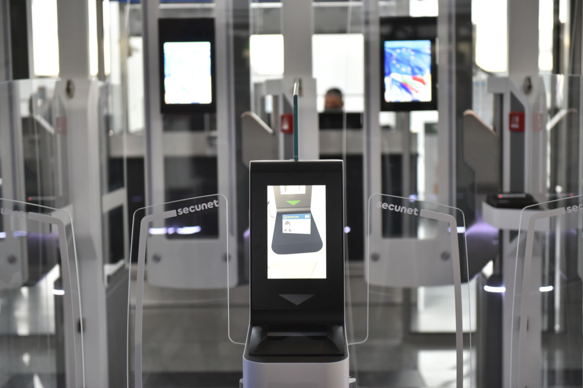 Na wrocławskim lotnisku zainstalowano bramki do automatycznej kontroli granicznej