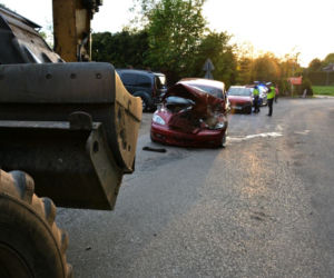 Pijany kierowca koparki uszkodził dwa samochody i motocykl