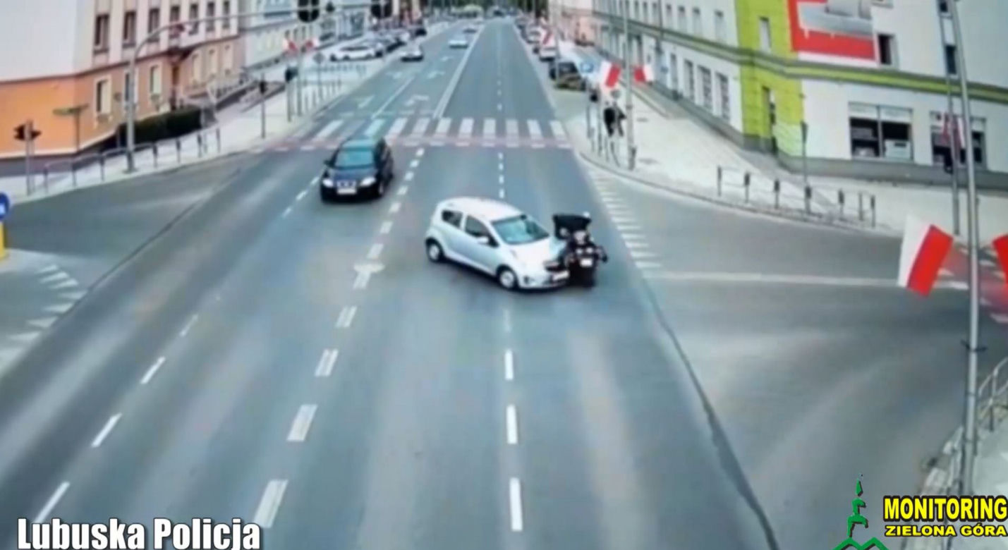 Przerażający wypadek w Zielonej Górze! Motocyklista wyleciał w powietrze po zderzeniu z chevroletem [ZDJĘCIA].