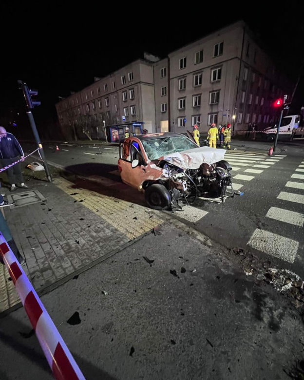 Kraków. Kraksa osobówek w Nowej Hucie. Auto staranowało słup