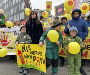 Protest ws. wariantów S7 przed siedzibą oddziału GDDKIA w Krakowie