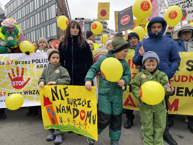 Protest ws. wariantów S7 przed siedzibą oddziału GDDKIA w Krakowie