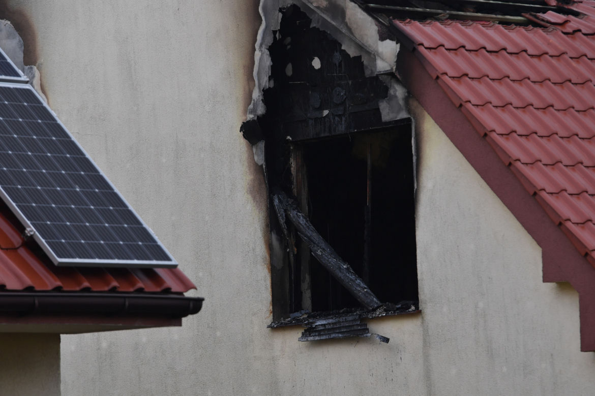Miejsce po nocnym pożarze na poddaszu domu dwurodzinnego na szczecińskim osiedlu Krzekowo-Bezrzecze