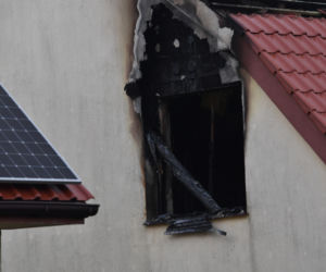 Miejsce po nocnym pożarze na poddaszu domu dwurodzinnego na szczecińskim osiedlu Krzekowo-Bezrzecze
