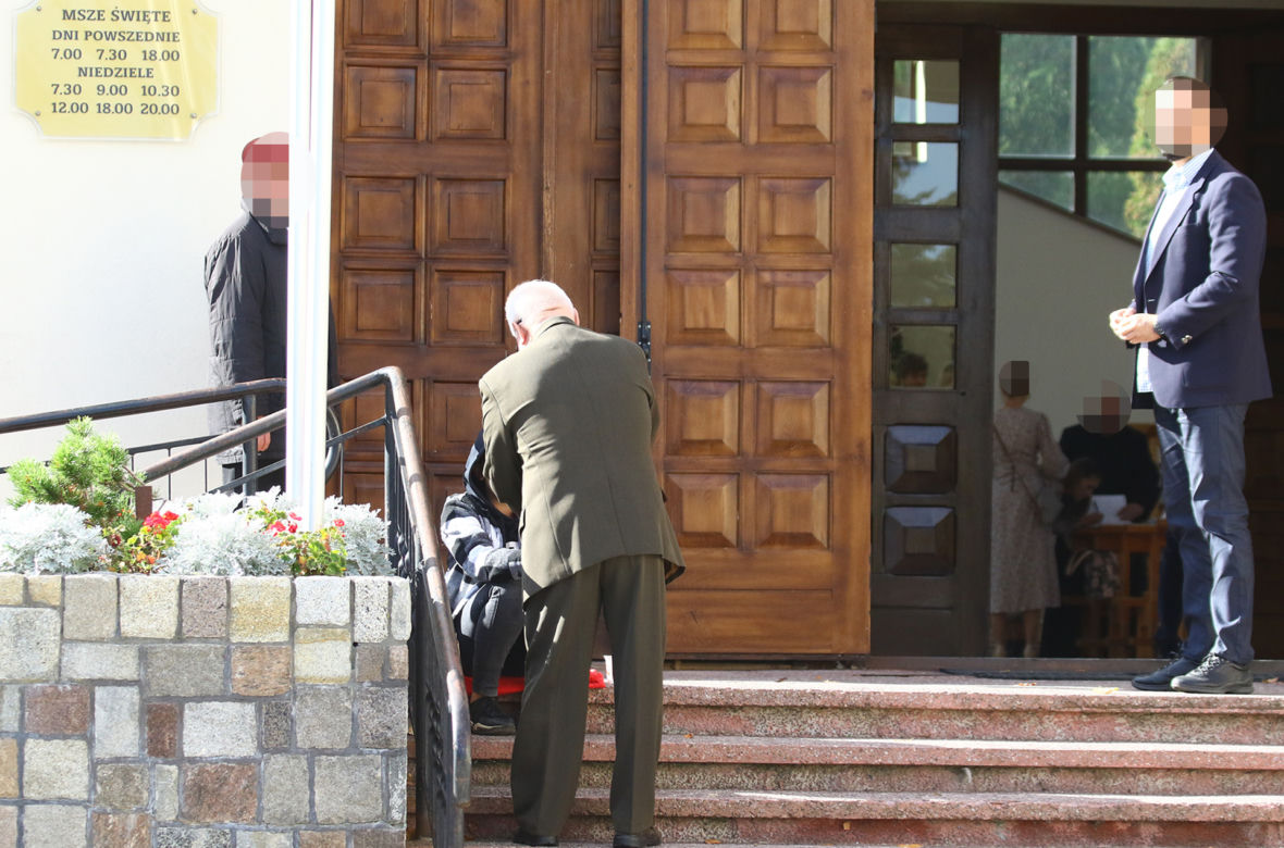 Wałęsa obwieszony ważnymi symbolami. Tak przyjechał do kościoła 