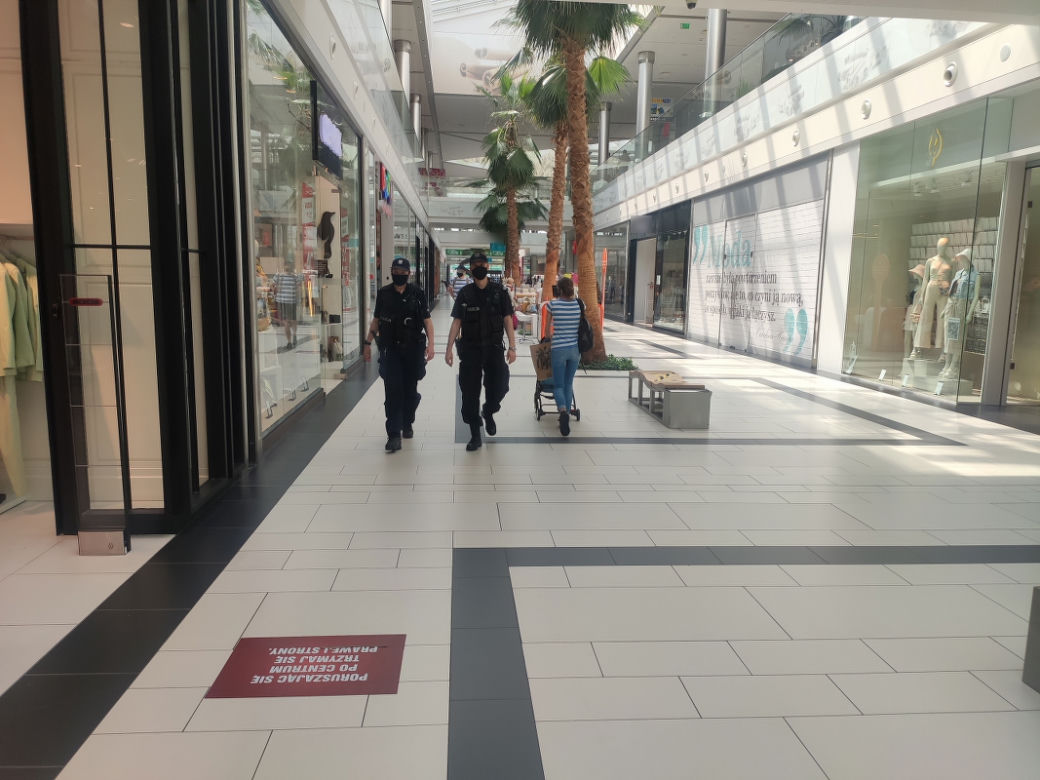 Mieszkańcy Torunia zdjęli maseczki i ruszyli na miasto. Policja sprawdza, czy nie łamią obostrzeń