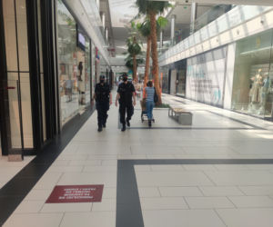 Mieszkańcy Torunia zdjęli maseczki i ruszyli na miasto. Policja sprawdza, czy nie łamią obostrzeń