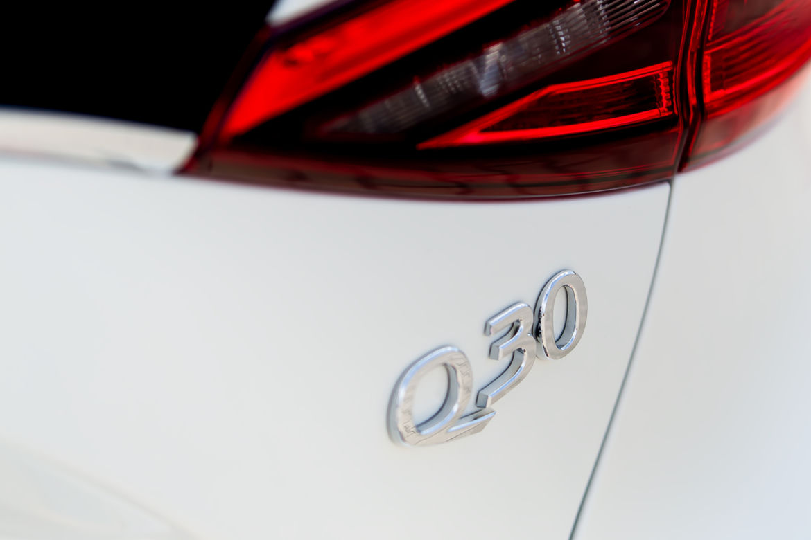 Infiniti Q30 1.6t Premium Tech Gallery White