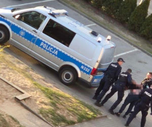 Dramat w mieszkaniu na Pomorzu! Agresywny ojciec zamknął się z dzieckiem, niemowlę przestało oddychać