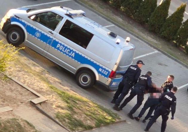 Awantura w Wejherowie omal nie skończyła się tragedią. Agresywny ojciec zamknął się z niemowlęciem