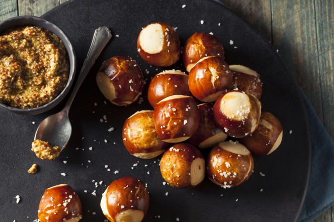 Chrupiące z zewnątrz, miękkie w środku. Preclowe kąski, które uzależniają