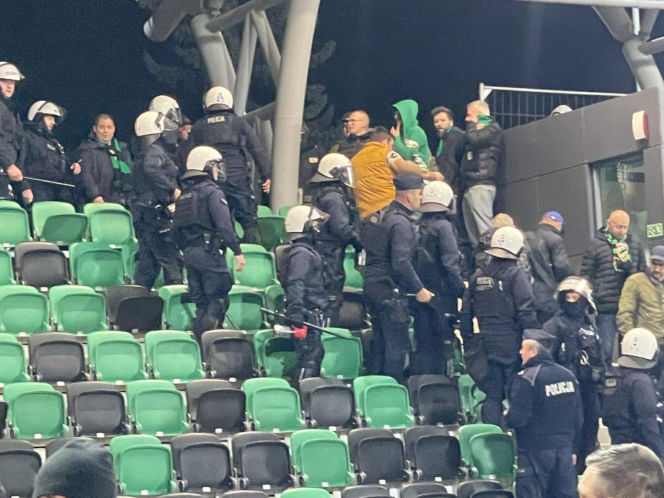 Cztery osoby zatrzymane po awanturze na trybunach. Pseudokibice zepsuli świeto piłki