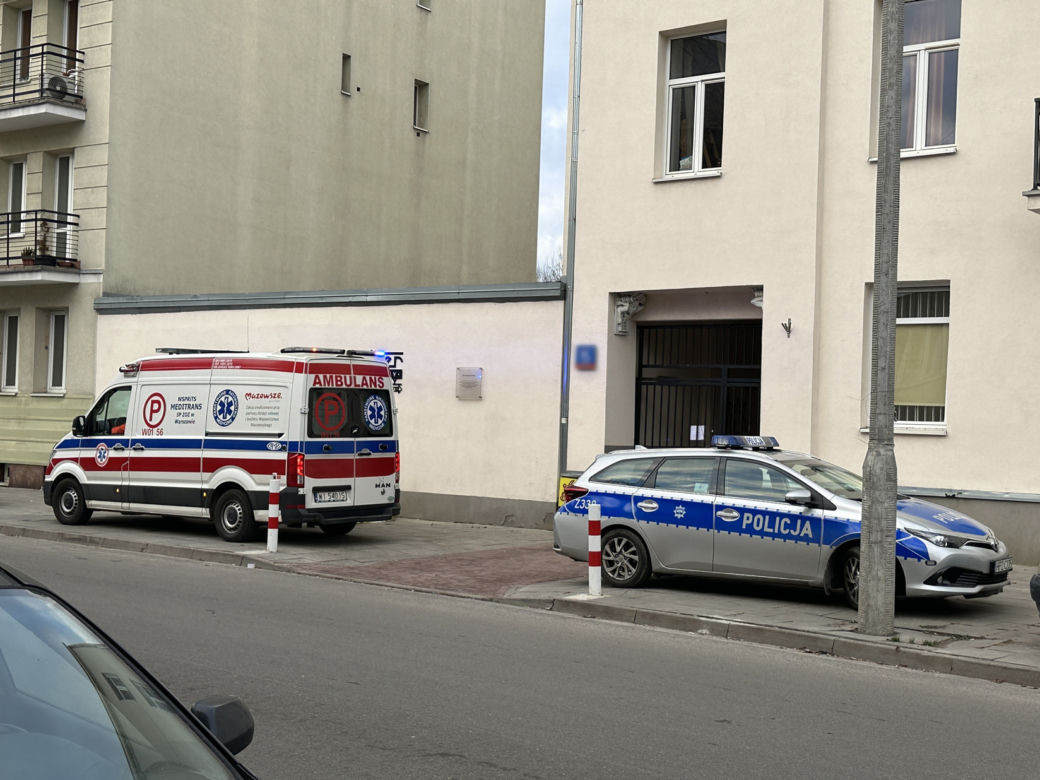 Dramatyczna akcja ratunkowa na warszawskiej Pradze. Upadł na ziemię i umarł