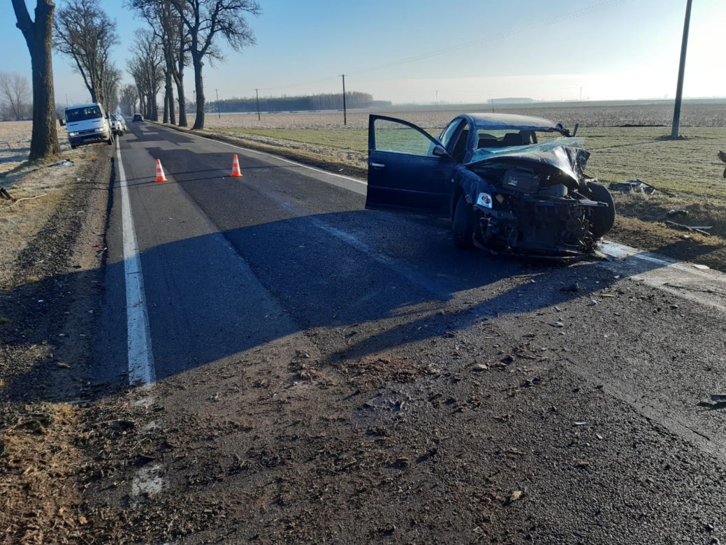 Groźny wypadek w Józefowie. Kierowca zakleszczony w zmiażdżonym aucie
