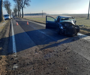Groźny wypadek w Józefowie. Kierowca zakleszczony w zmiażdżonym aucie